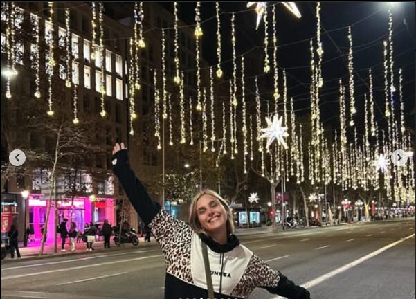 fille qui fait un selfie à barcelone