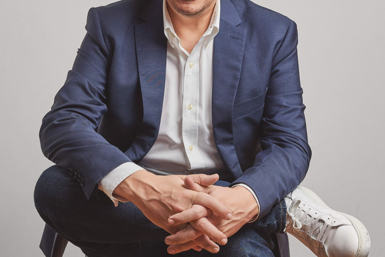 Un coach qui vous correspond : les conseils de Julien Fortuit 9 Coach de vie en position de méditation, illustrant la recherche de l'harmonie intérieure et du développement personnel.