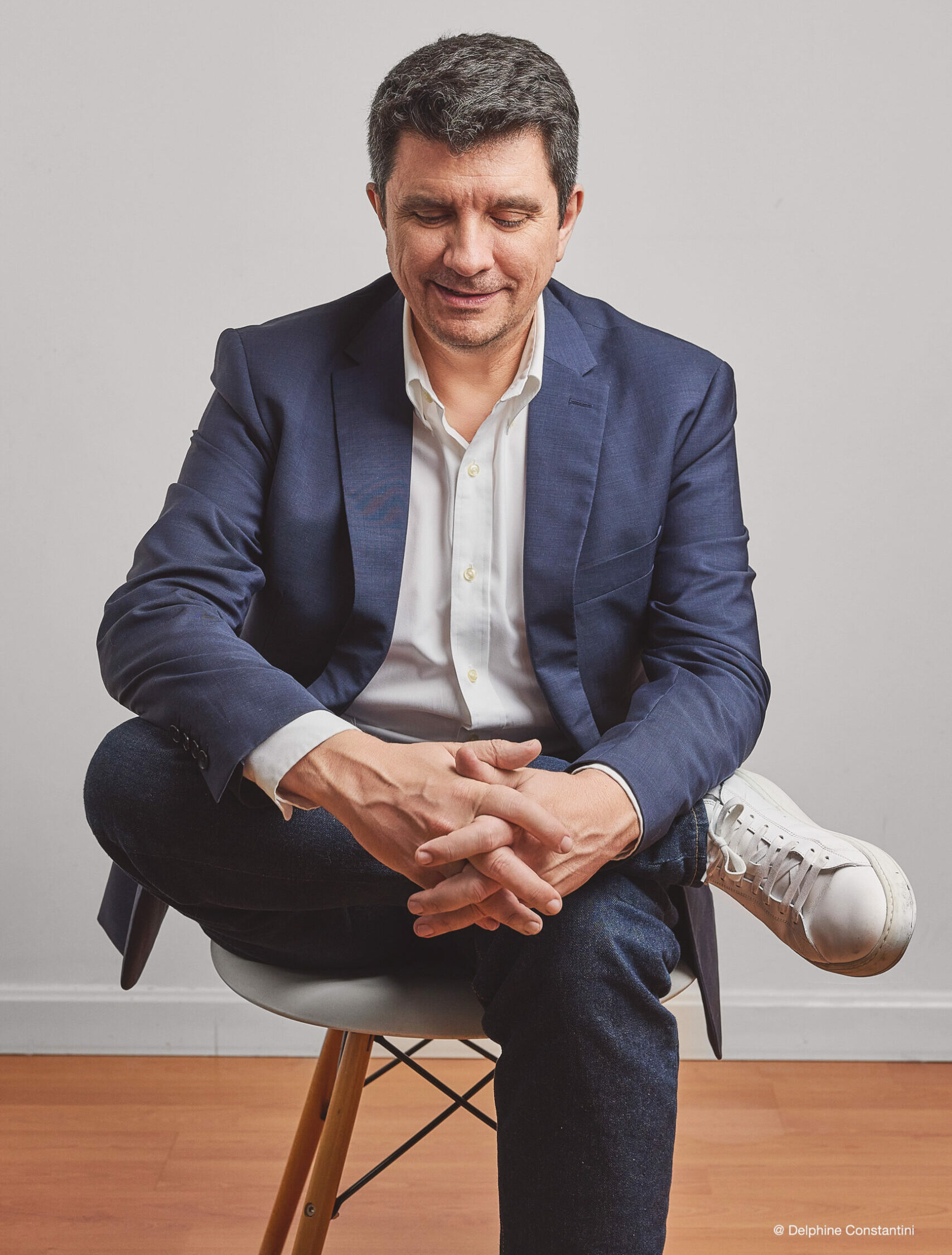 Coach de vie en position de méditation, illustrant la recherche de l'harmonie intérieure et du développement personnel.