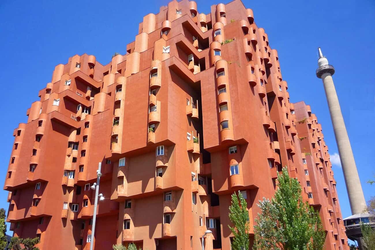 Walden 7 : dans les coulisses du drôle d’immeuble qui intrigue Barcelone depuis 50 ans 3 Structure architecturale unique de Walden 7, un immeuble emblématique de Barcelone connu pour son design audacieux et ses formes géométriques.