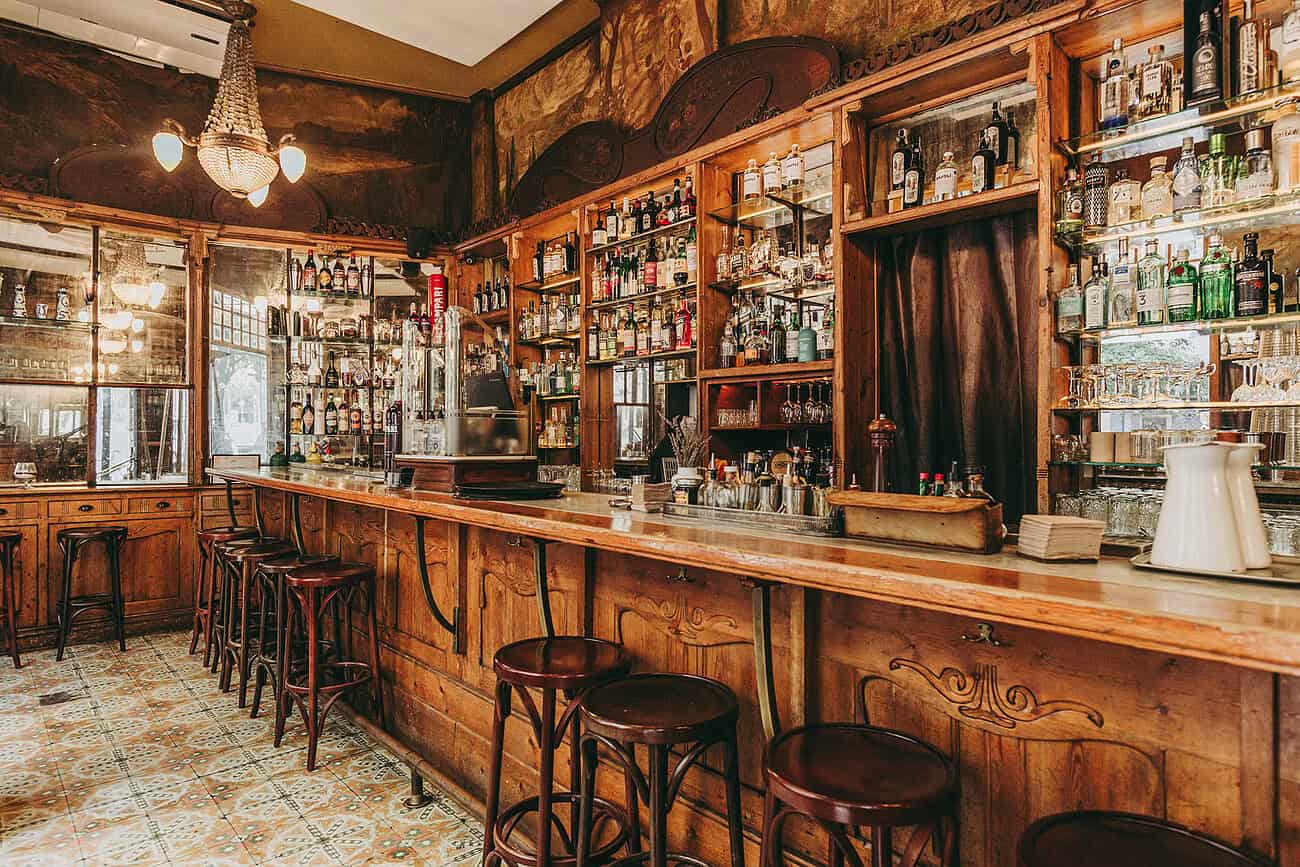À Barcelone, deux amis sauvent les bars emblématiques de la ville 1 Bar emblématique à Barcelone avec ambiance chaleureuse et décor vintage, parfait pour profiter d’un moment convivial entre amis dans un lieu chargé d’histoire.