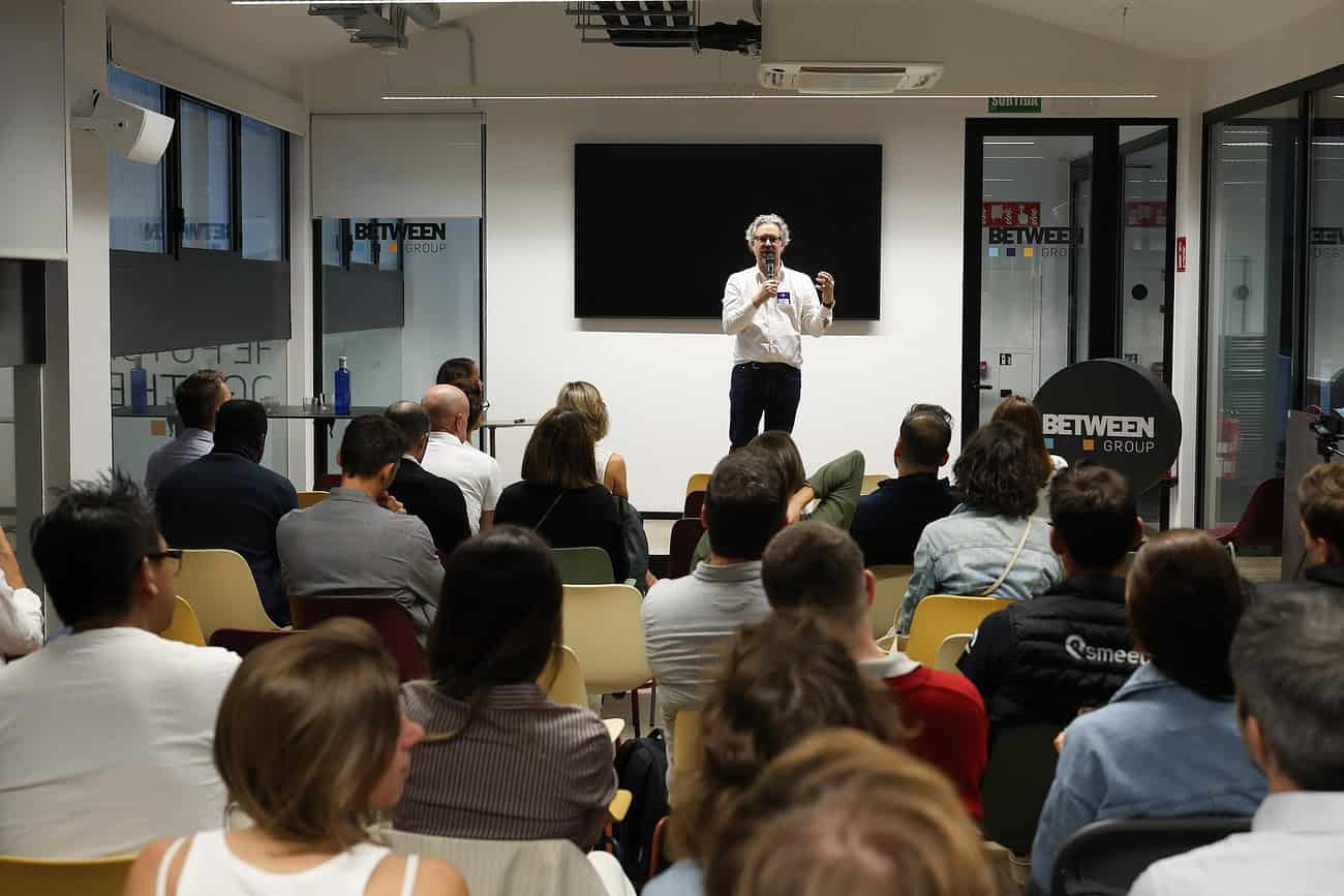Conférence à la French Tech Barcelona avec un intervenant devant une audience lors de la rentrée.