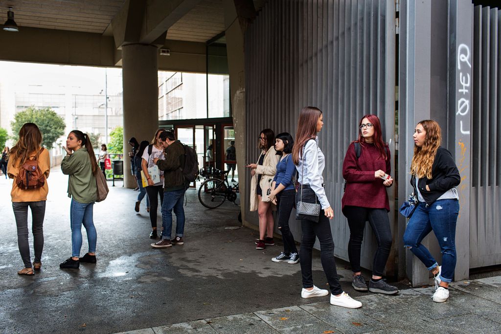 grup duniversitaris a les portes de