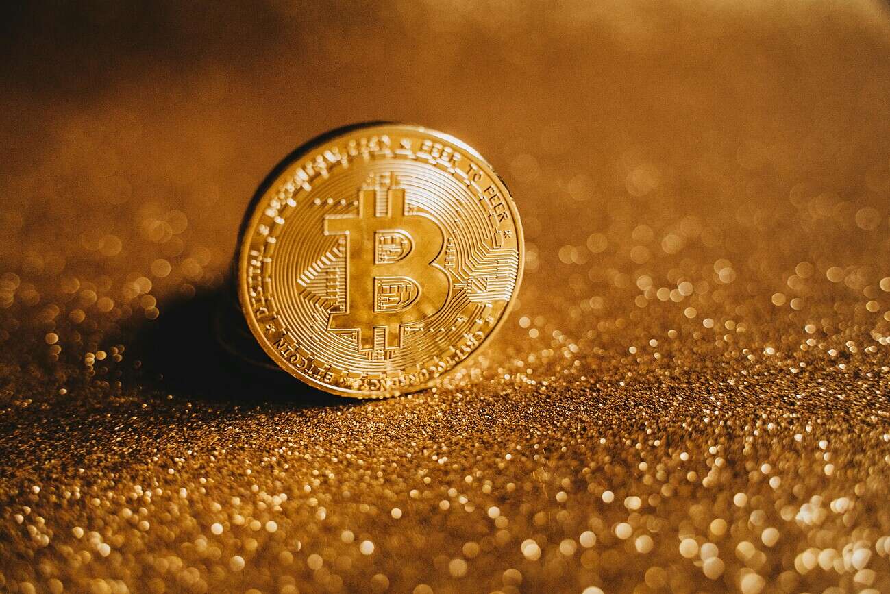 Pièce de bitcoin en or avec symbole Bitcoin, représentant la cryptomonnaie et les paiements numériques dans le secteur des casinos en ligne.