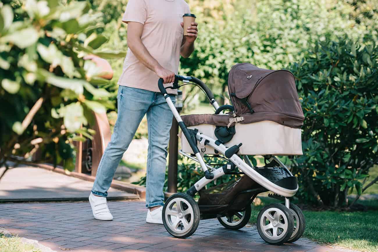 Parents nomades : comment choisir la poussette parfaite pour vos aventures ? 4 Poussette légère et pratique pour parents nomades, idéale pour les aventures en plein air avec bébé. Facile à transporter et à manœuvrer, parfaite pour les sorties quotidiennes.