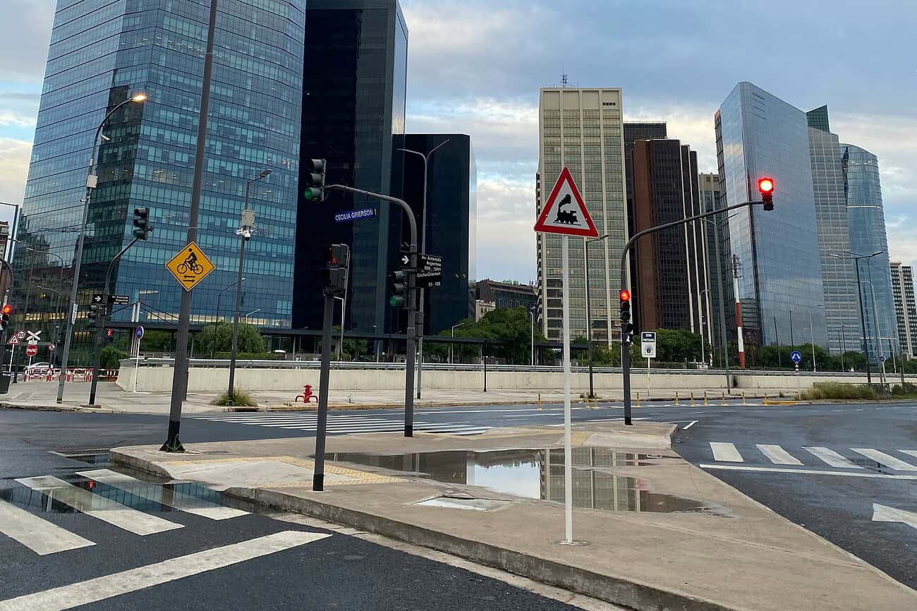Vue du bâtiment BBVA à Paris, symbole de la présence croissante de Ripple dans le secteur crypto en Europe, avec un paysage urbain moderne et des infrastructures de circulation.