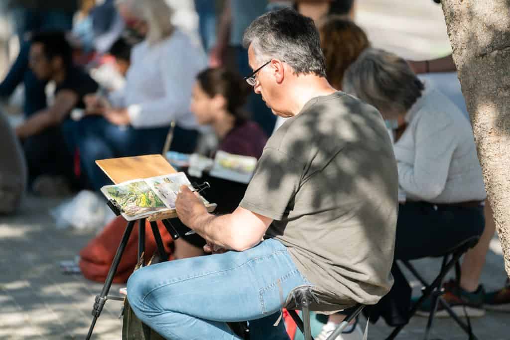 gent pintant amb aquarelles al talle