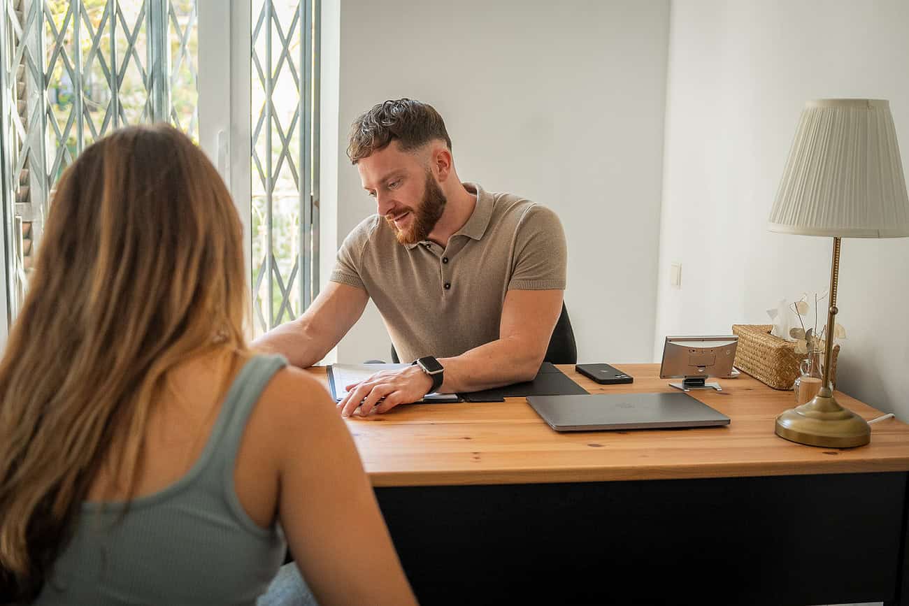 Consultation d'un hypnothérapeute professionnel à Barcelone, offrant un double regard pour aider les jeunes à surmonter leurs défis psychologiques.