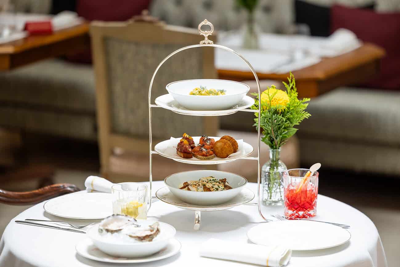 Le Palace Barcelone lance L’Aperitiu, l'apéro chic et méditerranéen 1 Photo d’un plateau de dégustation pour l’apéro méditerranéen chic au Palace Barcelone.