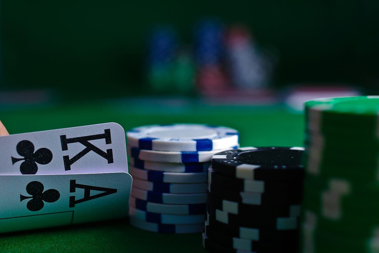 Jetons de casino et cartes de poker pour jouer en France.