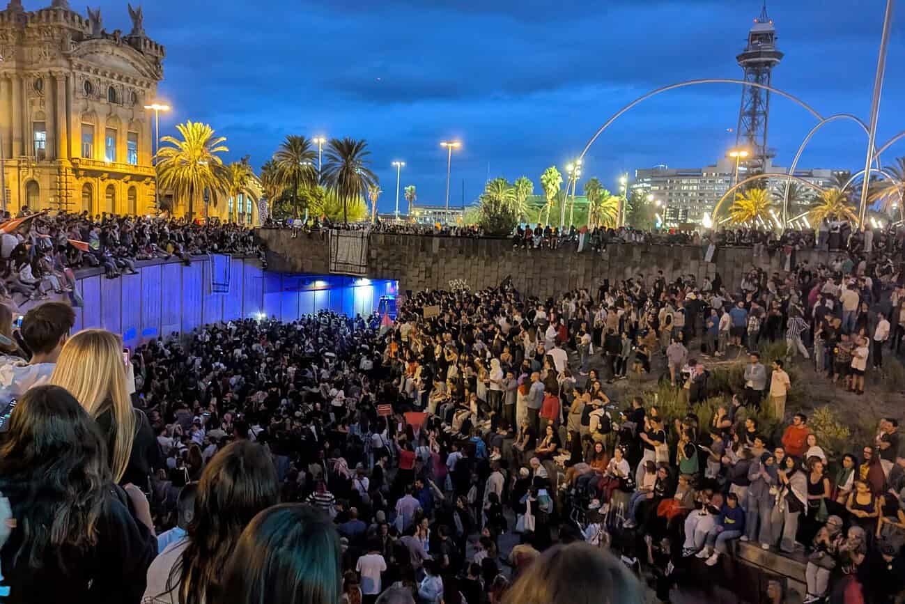 Barcelone : manifestation pro-Palestine, des heurts avec la police et un campement permanent 1 Manifestation pro-Palestine à Barcelone avec une grande foule rassemblée, des tensions avec la police et un campement permanent en soutien à la cause palestinienne.