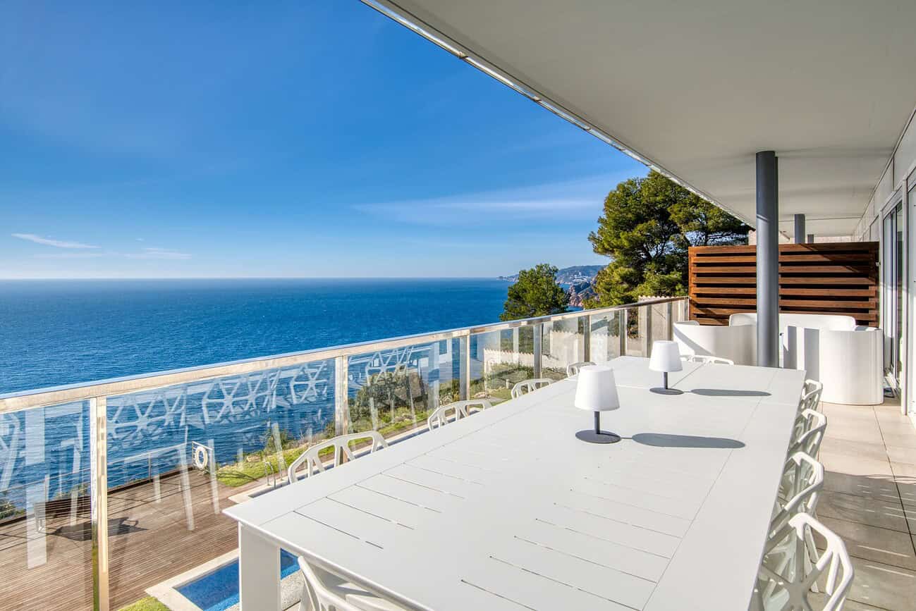 Balcon avec vue panoramique sur la mer Méditerranée depuis Costa Brava, idéal pour profiter du soleil et de la tranquillité en toute élégance.