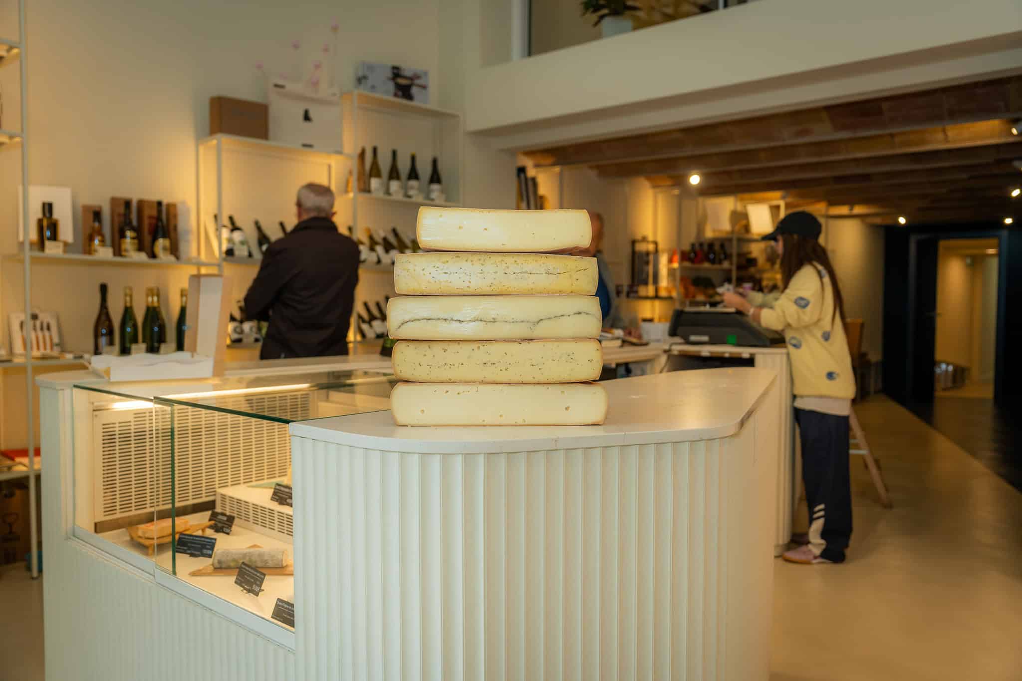 À Barcelone, Can Lecomte sublime les fromages artisanaux et les plateaux de dégustation sur mesure 2 Fromagerie à Barcelone proposant des fromages français authentiques, avec livraison à domicile pour satisfaire tous les amateurs de produits laitiers de qualité.