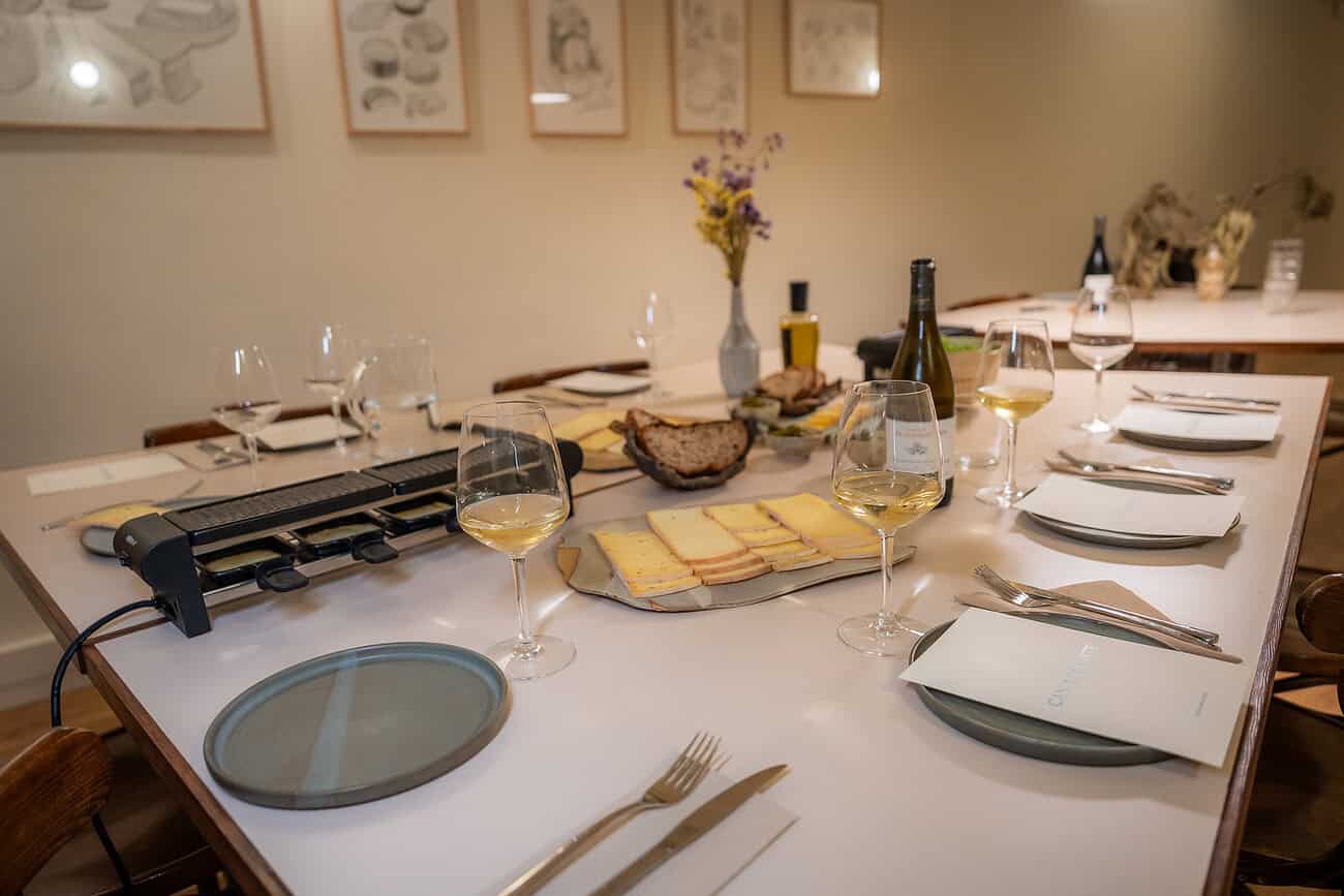 Fromagerie française Can Lecomte à Barcelone, proposant un service de livraison à domicile pour ses fromages artisanaux et spécialités françaises, dans un cadre élégant.