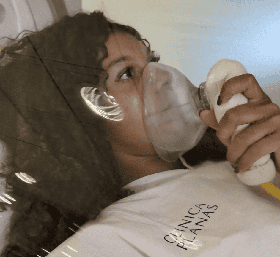 Femme recevant une oxygénothérapie hyperbare dans un centre Clinica Planas à Barcelone, illustrant une technologie innovante pour la régénération corporelle.