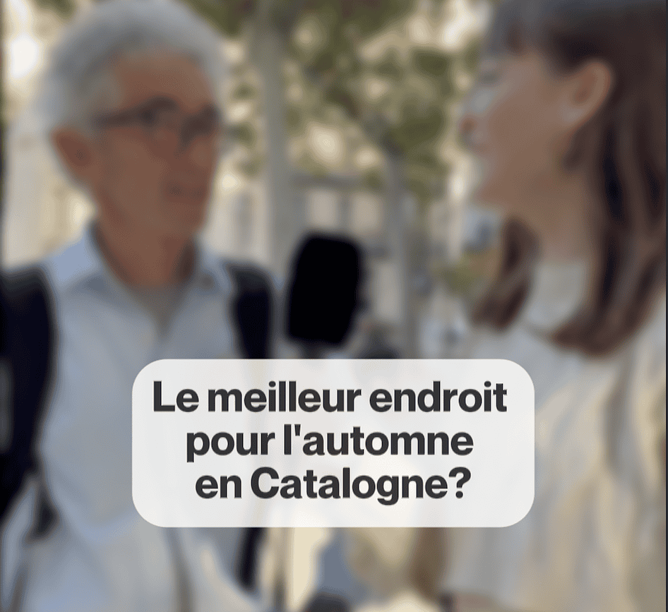 Balade automnale à Barcelone avec deux personnes discutant, interview en plein air, ambiance chaleureuse, arbres en arrière-plan, parfait pour découvrir les escapades automnales.