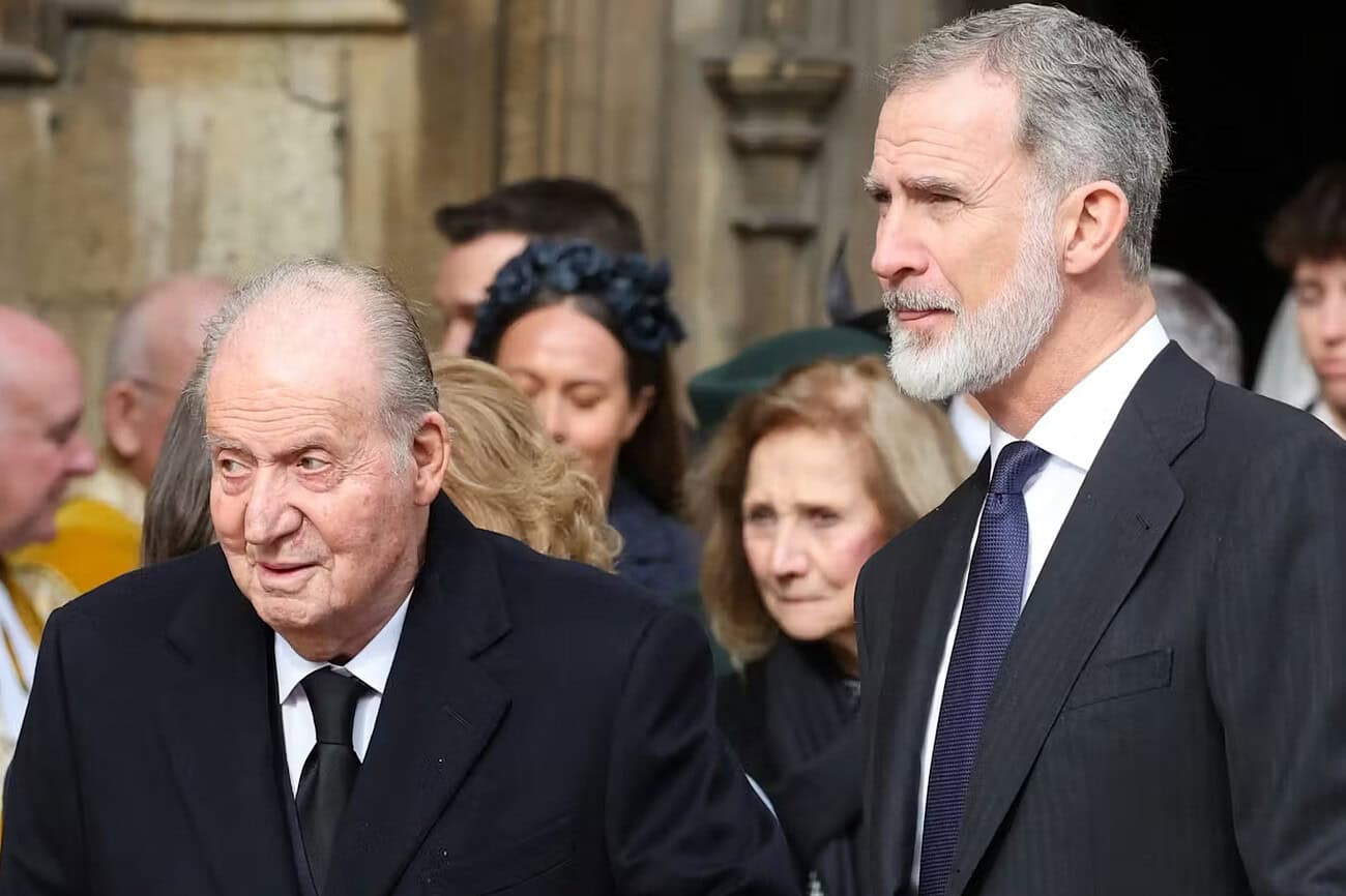 Pourquoi les Mémoires de l’ancien roi Juan Carlos suscitent la polémique en Espagne 6 Juan Carlos, ancien roi d'Espagne, entouré de personnes lors d'un événement public.