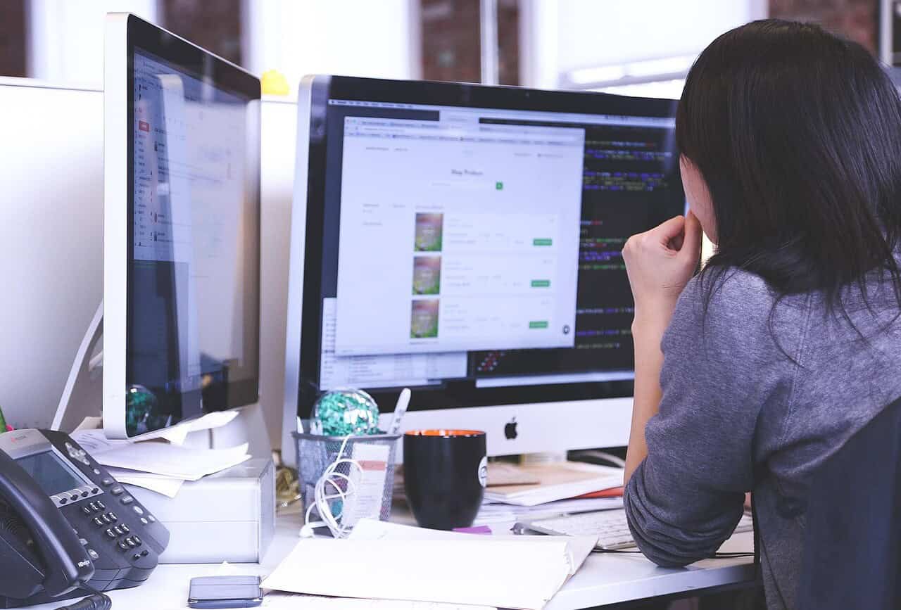 Technologie, travail, innovation, femme, informatique, bureau, multitâche, numérique, productivité, logiciel.