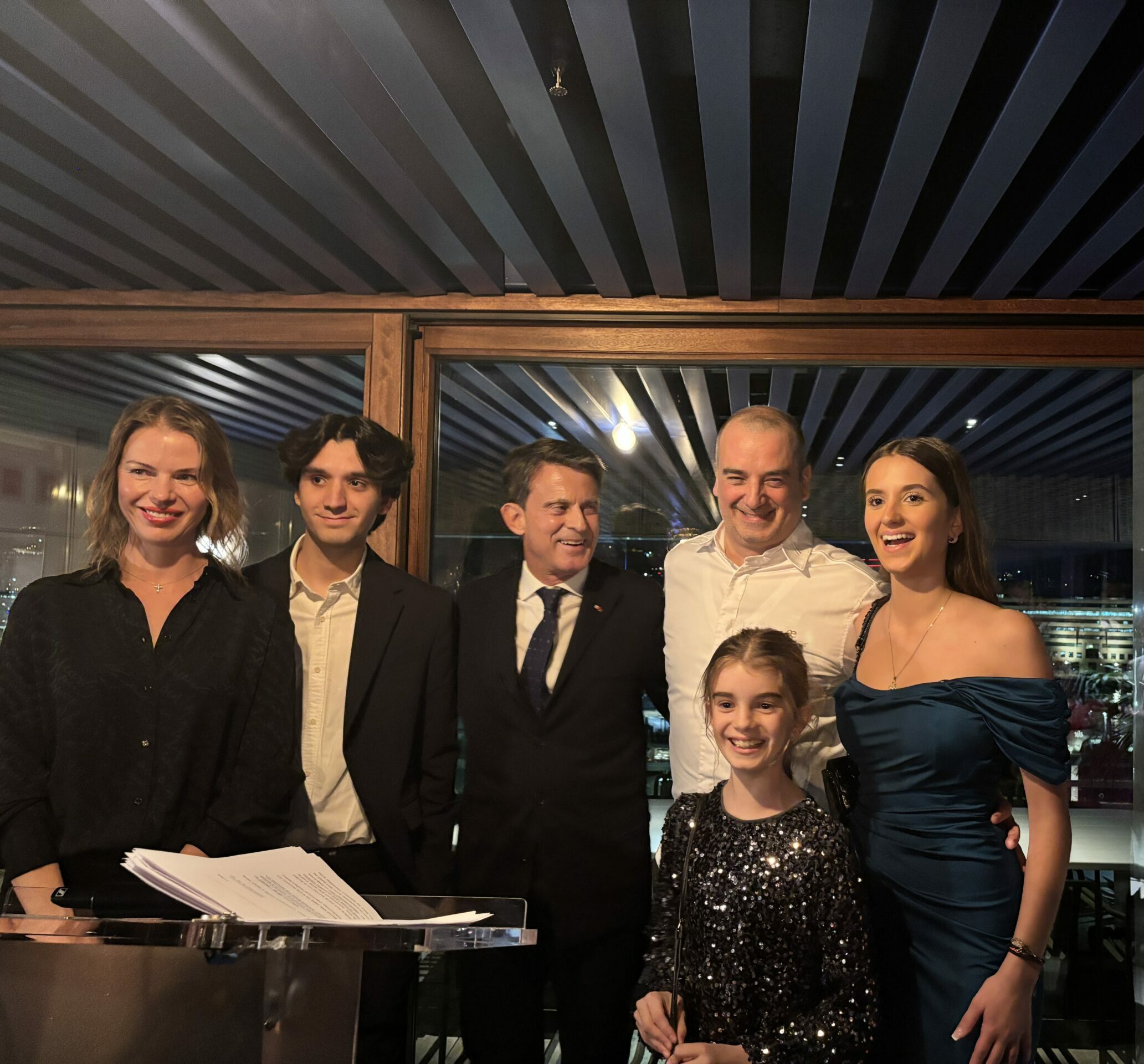 Un réveillon à la maison de Romain Fornell : des plats en cocottes, posés au milieu de la table. 7 IMG 2687 scaled e1766247891644