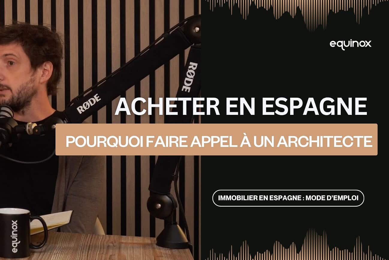 Image d'un homme discutant avec un microphone dans un studio, illustrant l'importance de faire appel à un architecte lors d'un achat immobilier en Espagne.