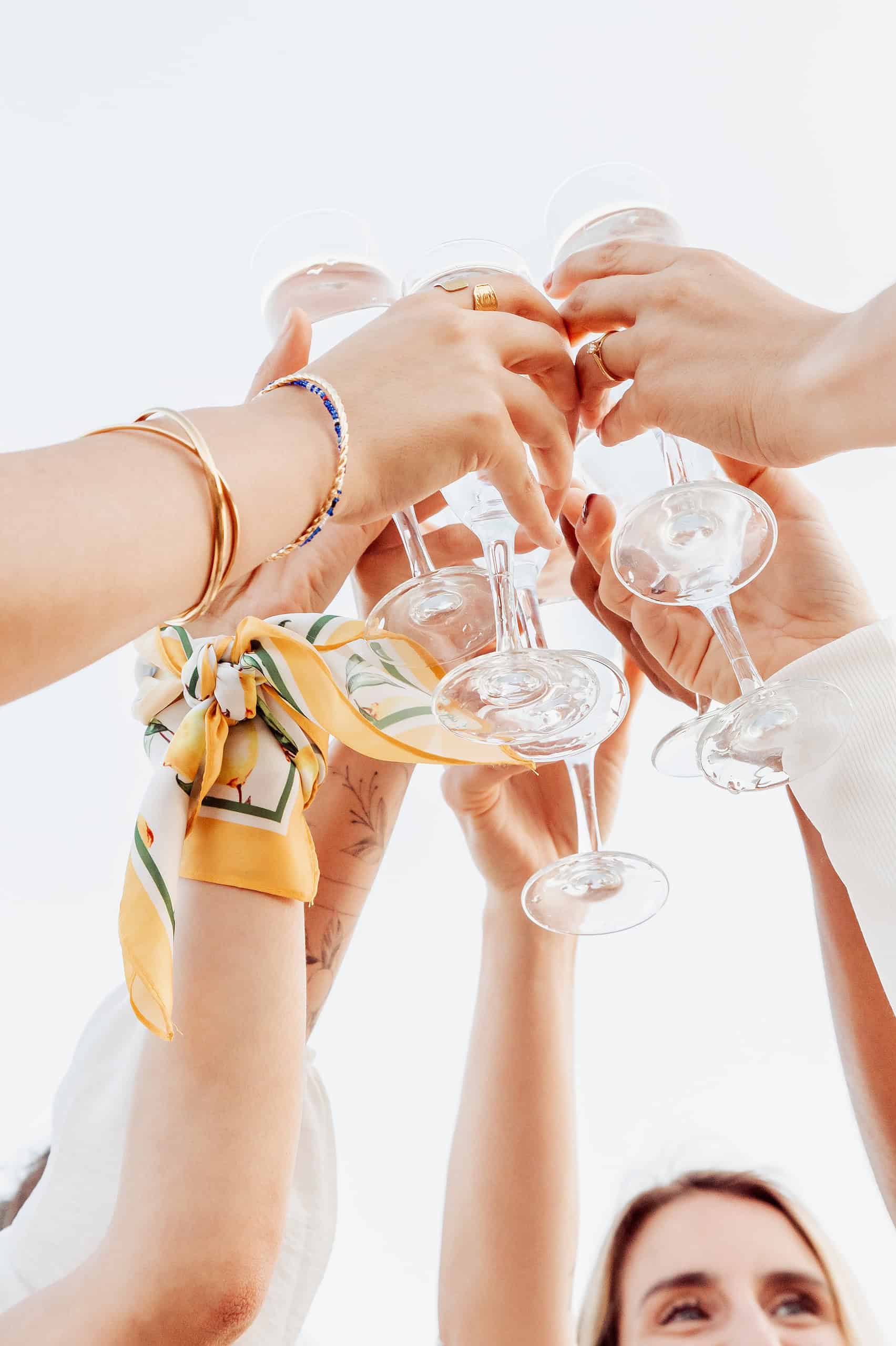 Groupe d'amies célébrant un EVJF à Barcelone en levant leurs verres pour un toast, symbolisant l'amitié et la fête lors d'un week-end inoubliable.