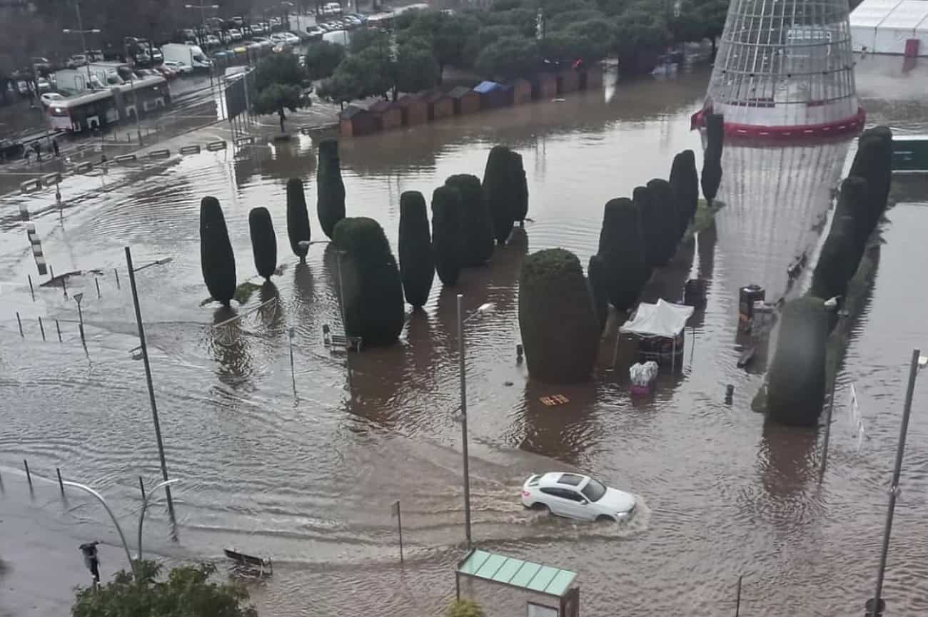 Tempête à Barcelone et Badalona : pluies records, inondations et métros perturbés 1 Inondation majeure à Barcelone et Badalona suite à une tempête, avec rues submergées, véhicules flottants et perturbations des transports publics.