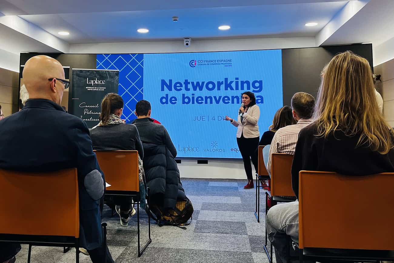 De la boulangerie à la tech : qui sont les nouveaux membres de la CCI française de Barcelone ? 6 Photo d'une session de networking à la CCI de Barcelone, avec un intervenant présentant devant un public lors d'un événement professionnel.