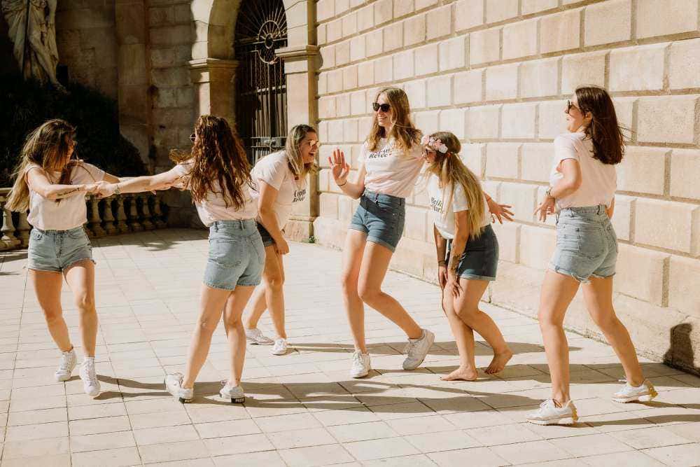 Balade entre amies lors d'un EVJF à Barcelone en 2026, avec activités modernes et divertissantes pour un week-end inoubliable.