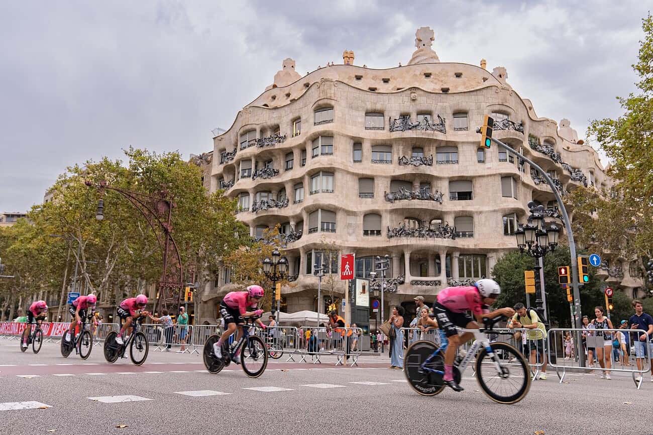 26 évènements à ne pas rater à Barcelone en 2026 1 Vélo en compétition lors d'un événement sportif à Barcelone, avec la célèbre Casa Milà en arrière-plan, lors d'un des 26 événements à ne pas manquer en 2026.