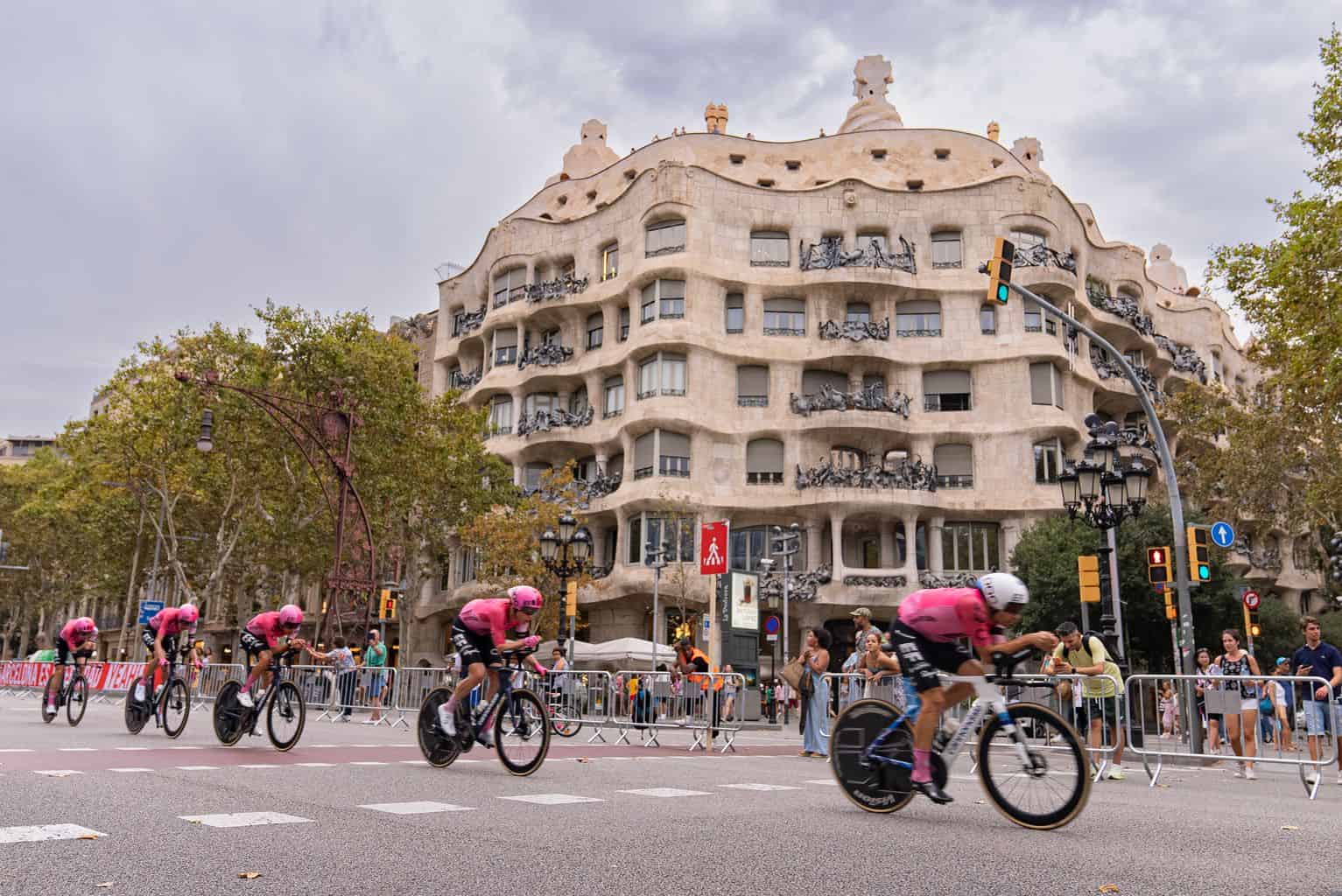 Vélo en compétition lors d'un événement sportif à Barcelone, avec la célèbre Casa Milà en arrière-plan, lors d'un des 26 événements à ne pas manquer en 2026.