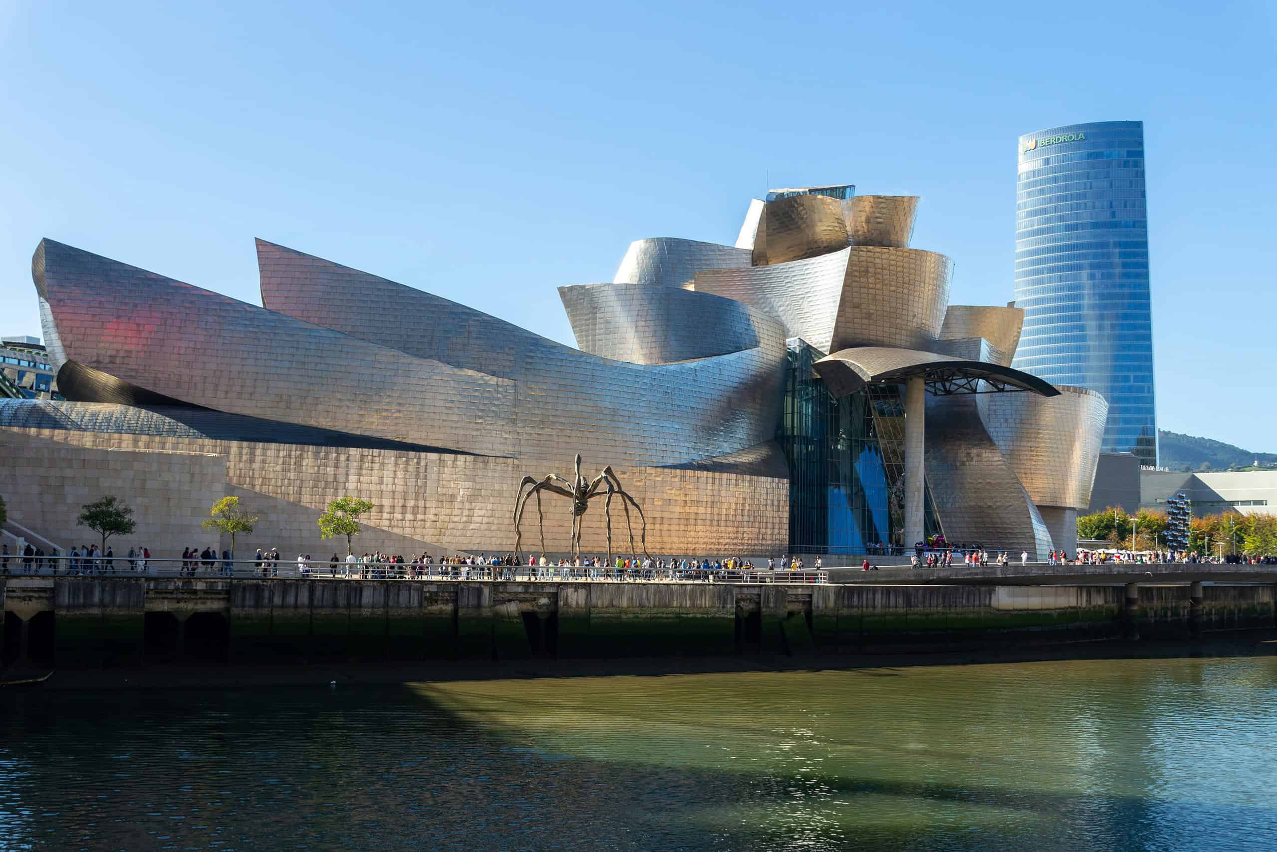 Guggenheim Bilbao, bâtiment emblématique à l'architecture innovante et futuriste, conçu par Frank Gehry, situé au bord de la rivière Nervión, en Espagne.