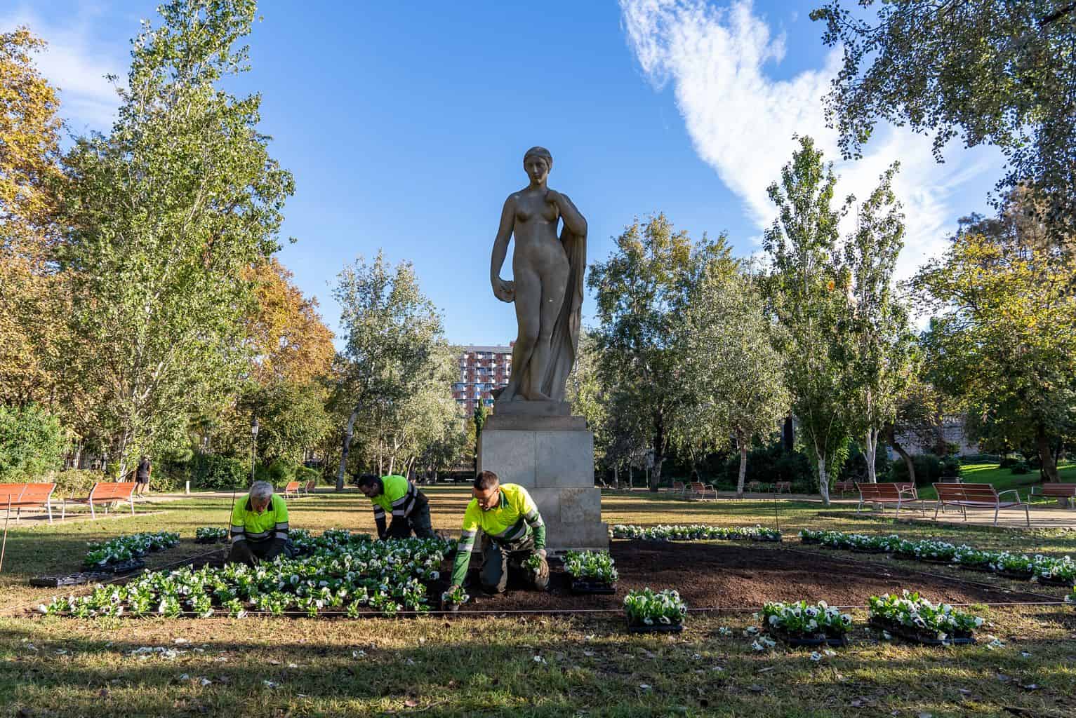 Barcelone : une ville sans grands parcs… mais avec des oasis cachées 9 jardiners de barcelona plantant arbrat