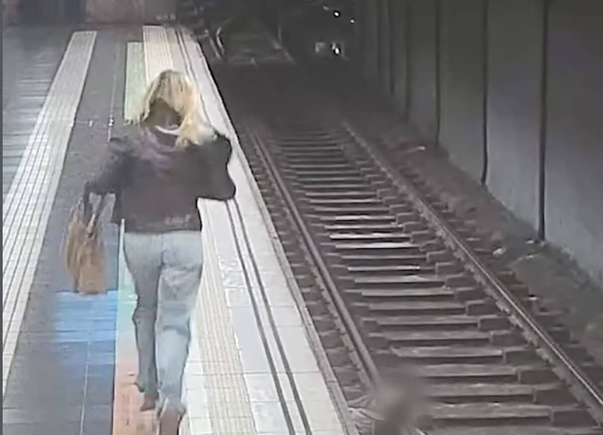 Femme policière hors service sautant sur les rails pour sauver un homme à Barcelone.