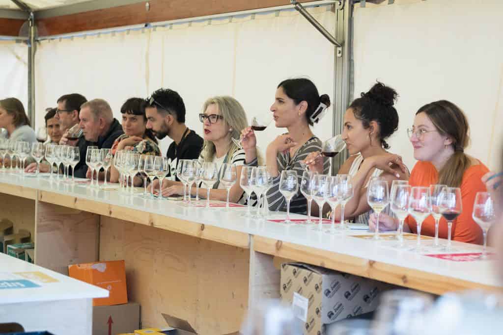 26 évènements à ne pas rater à Barcelone en 2026 24 participants fan una cata de vins al