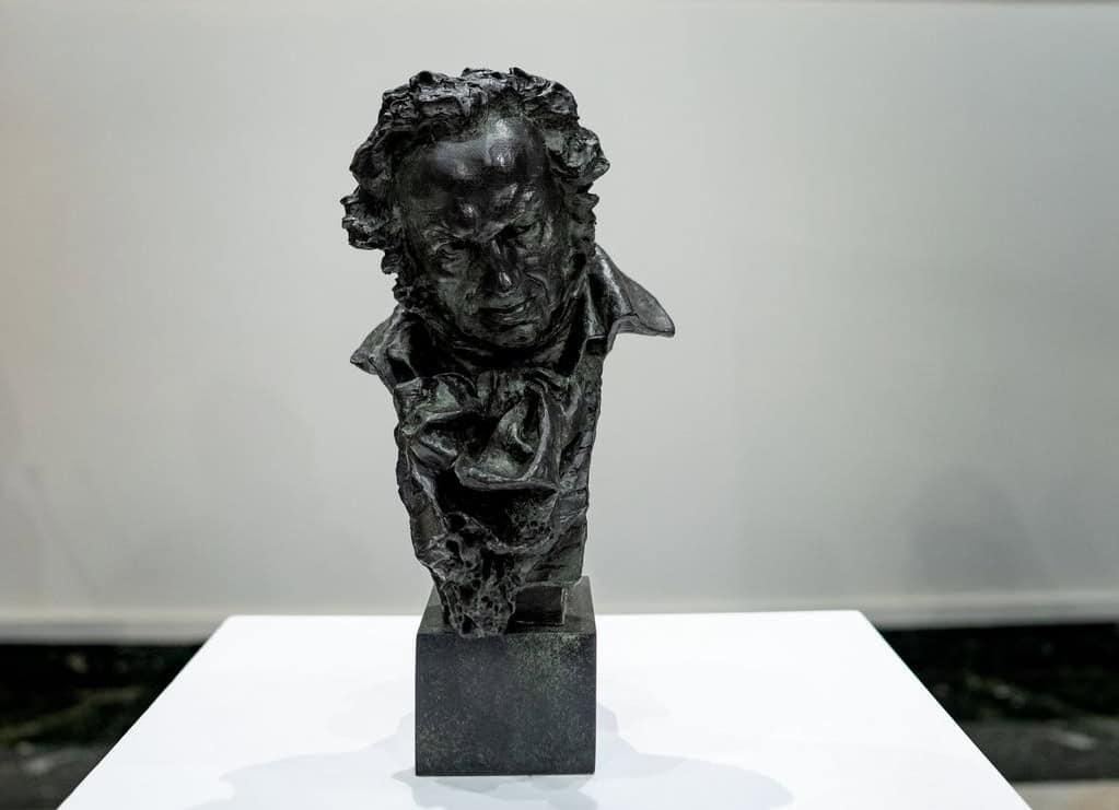 26 évènements à ne pas rater à Barcelone en 2026 4 Buste en bronze d'un homme célèbre exposé dans une galerie d'art, mettant en valeur le travail artistique et la sculpture classique. Idéal pour illustrer l'art, la culture et l'histoire dans le contex.
