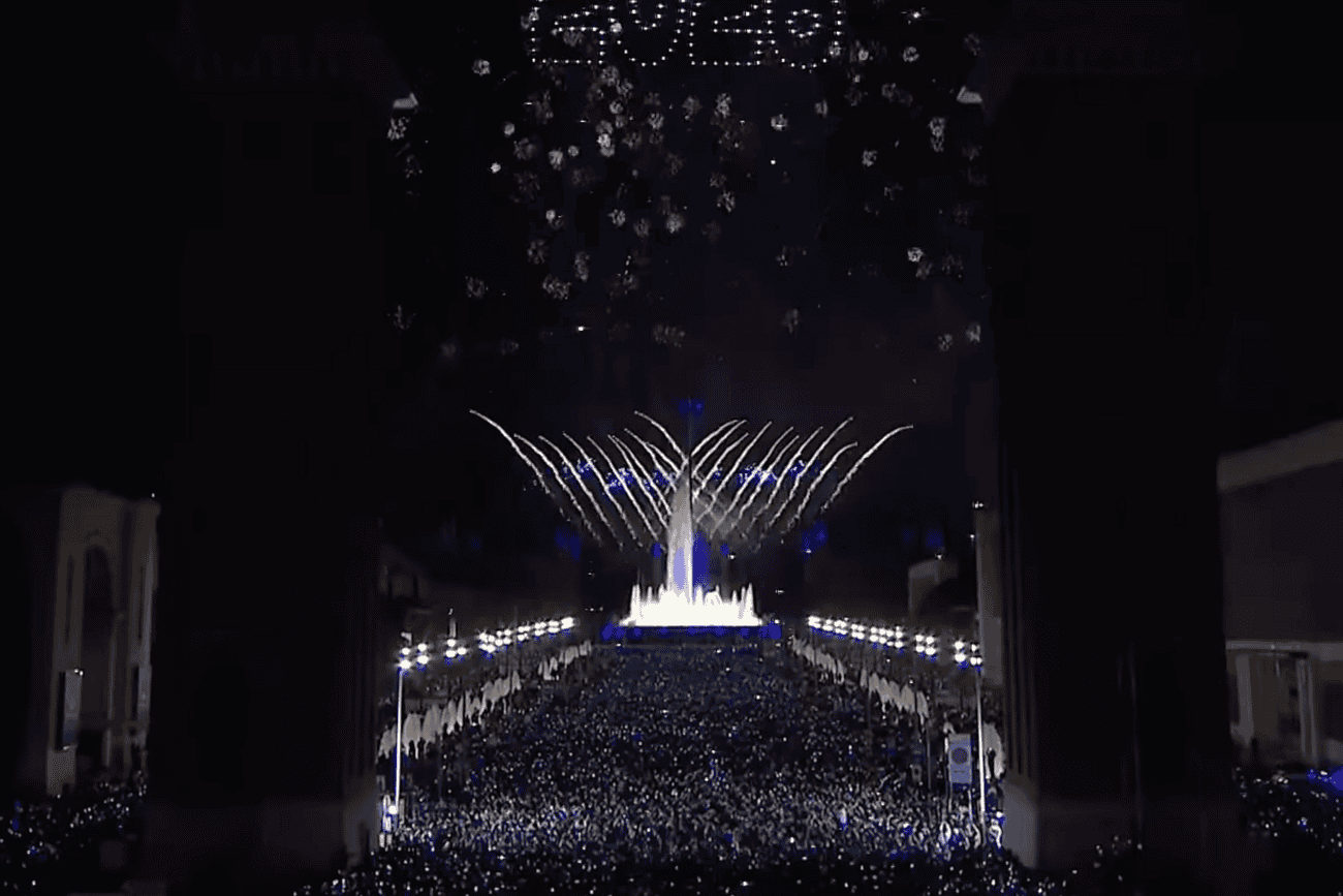 Passage en 2026 à Barcelone sans incident 6 Événement de célébration du passage à 2026 à Barcelone avec feux d'artifice et spectacle lumineux, symbolisant un avenir prometteur et la sécurité lors de cette transition.