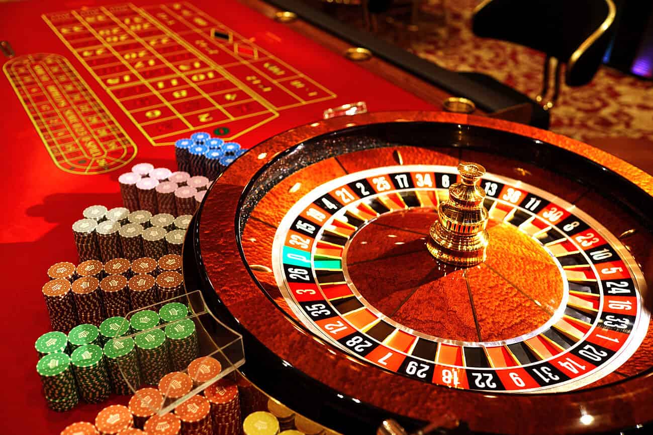 Image d'une roulette de casino avec des jetons colorés, illustrant la transition du mobile au live casino dans les jeux d'argent en ligne.