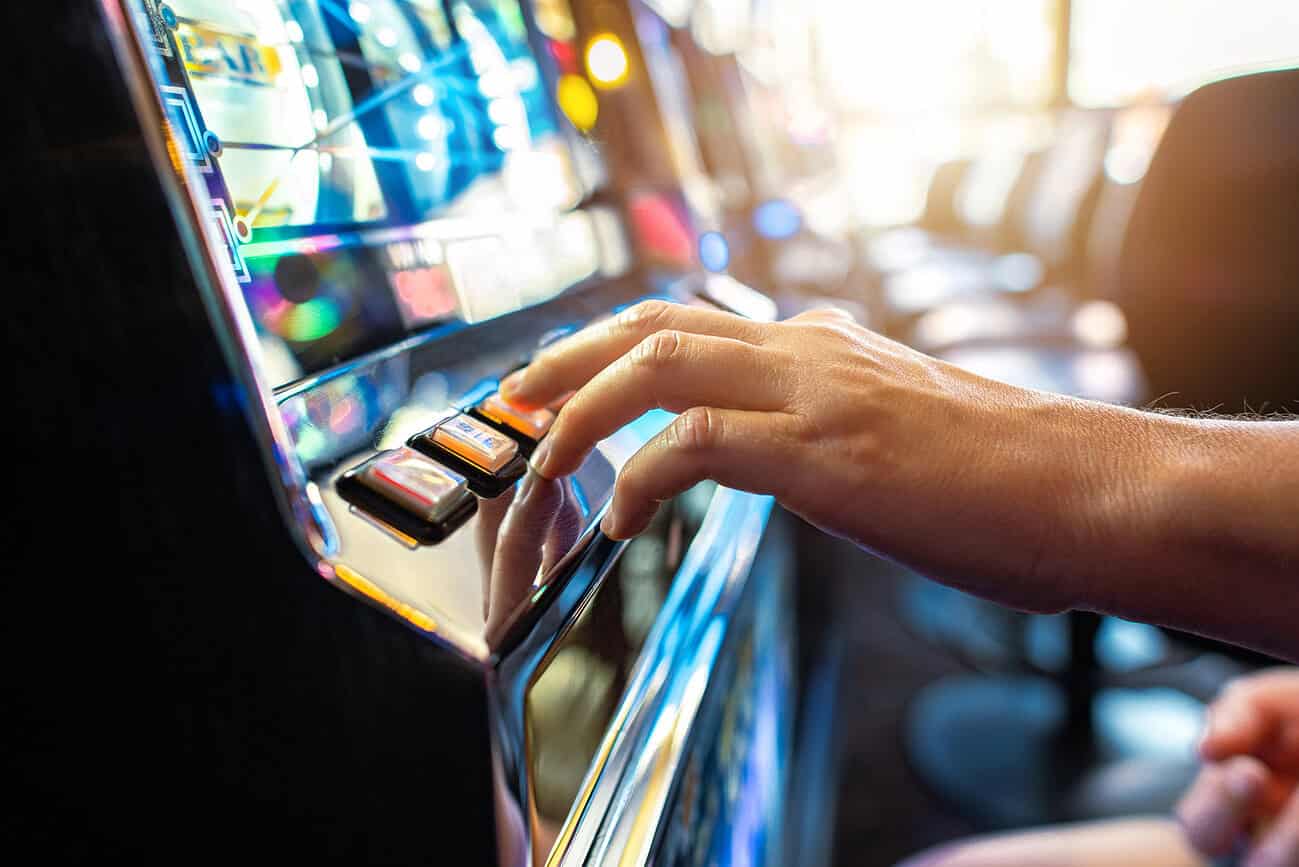 Machine à sous en casino avec tableau des paiements pour évaluer le risque.