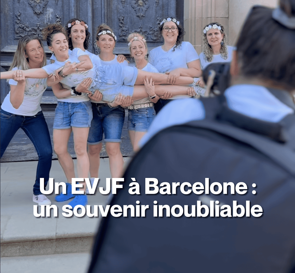 Jeunes femmes participant à un EVJF à Barcelone, posant joyeusement devant une grande porte en bois ancien, portant des couronnes de fleurs, célébrant une amitié inoubliable dans un cadre urbain histo.