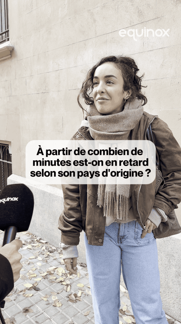 Femme interviewée à Barcelone, posant une question sur le retard selon le pays d'origine.