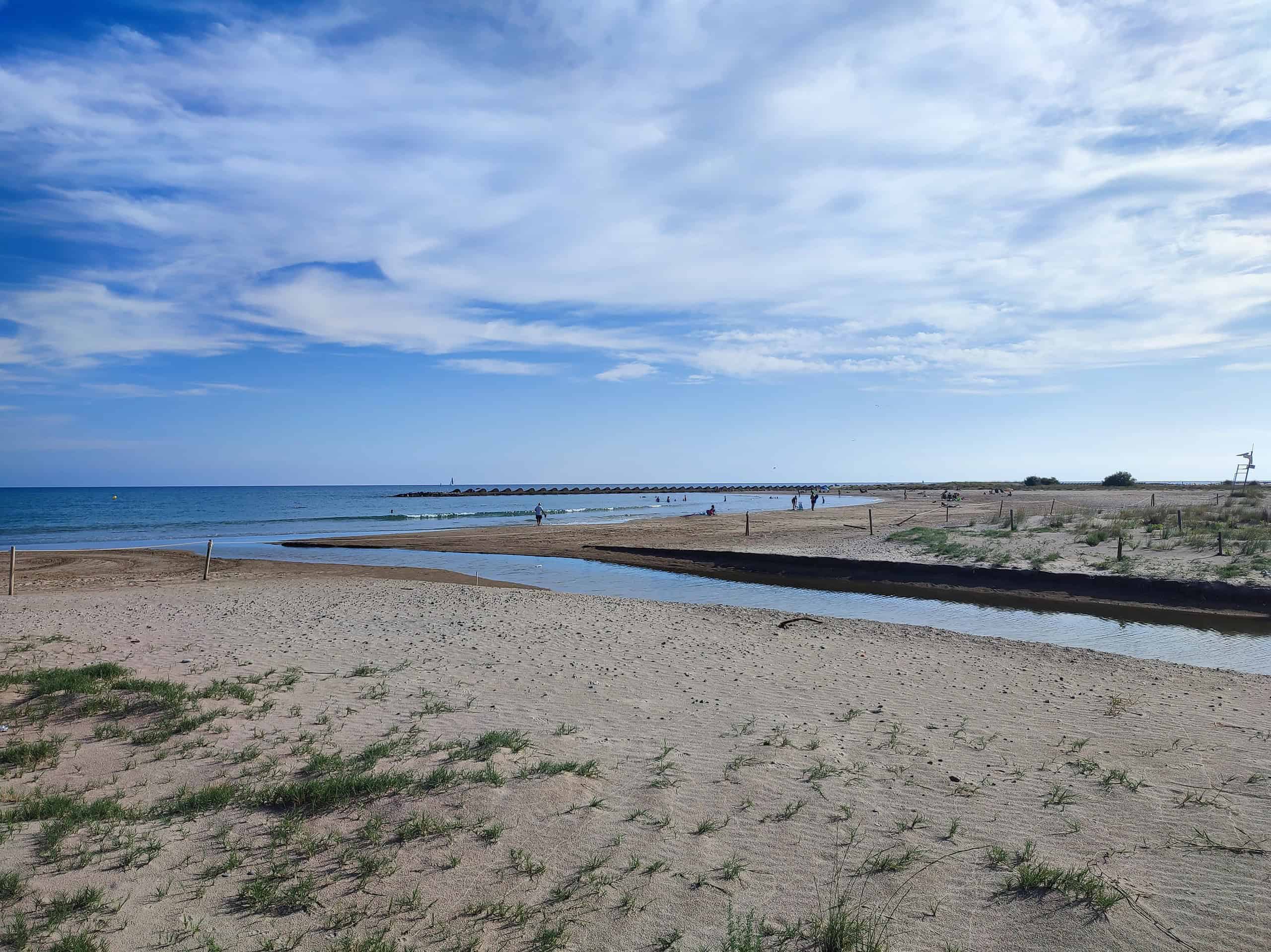 Où vivre près de Barcelone avec des loyers plus abordables 15 Platja de les Gavines Cubelles scaled