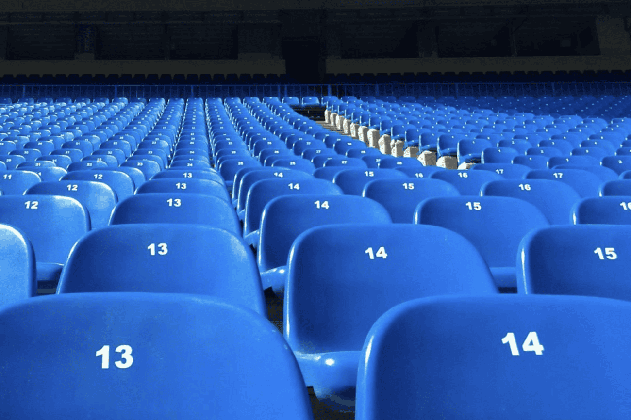 Les sports populaires dans le monde entier 6 Salles de sport avec des rangées de sièges bleus, illustrant la popularité mondiale des activités sportives et de fitness.
