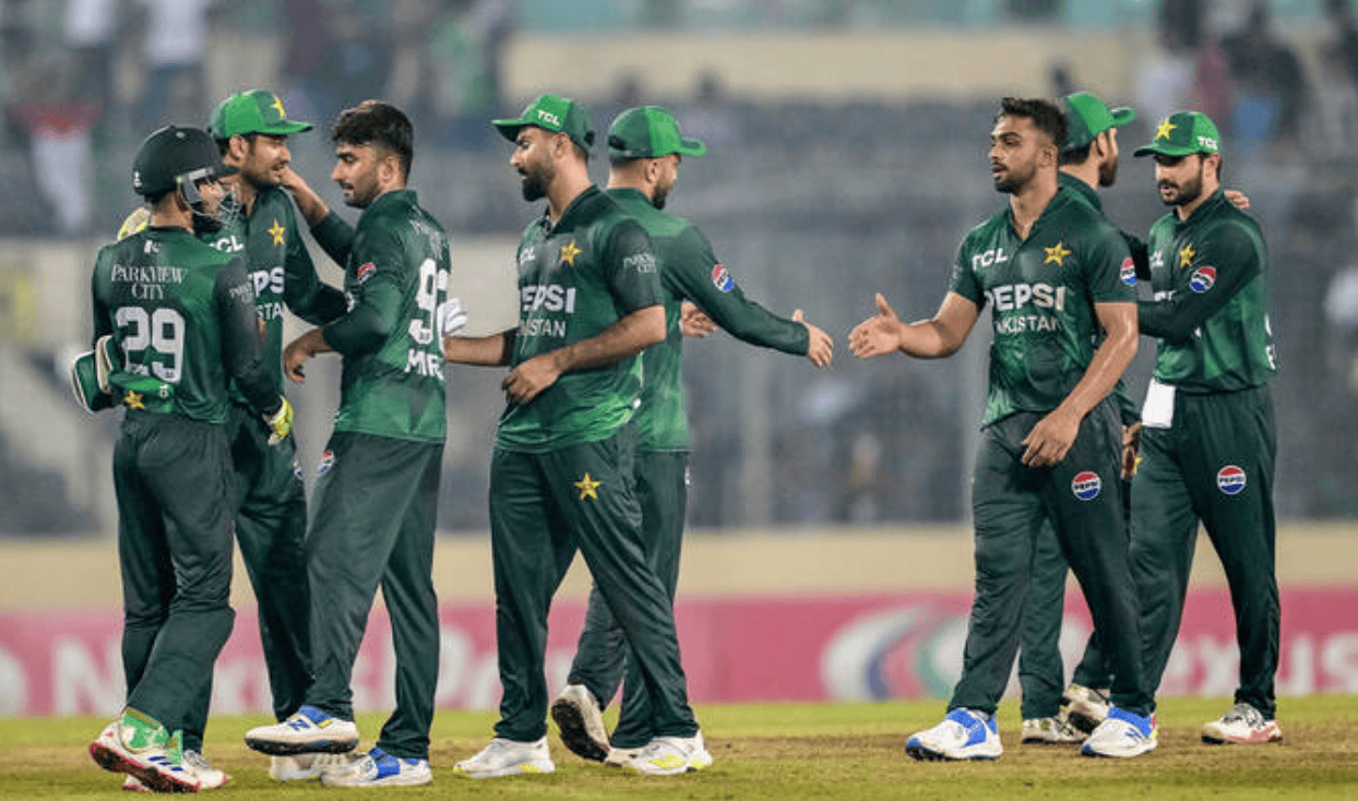 Groupe de joueurs de cricket pakistanais en pleine célébration sur le terrain, mettant en valeur leur esprit d'équipe et leur talent dans le sport.