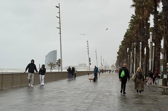 Tempête maritime intense à Barcelone et sur la Costa Brava, avec des vagues puissantes et des vents forts, impactant la promenade et les passants.