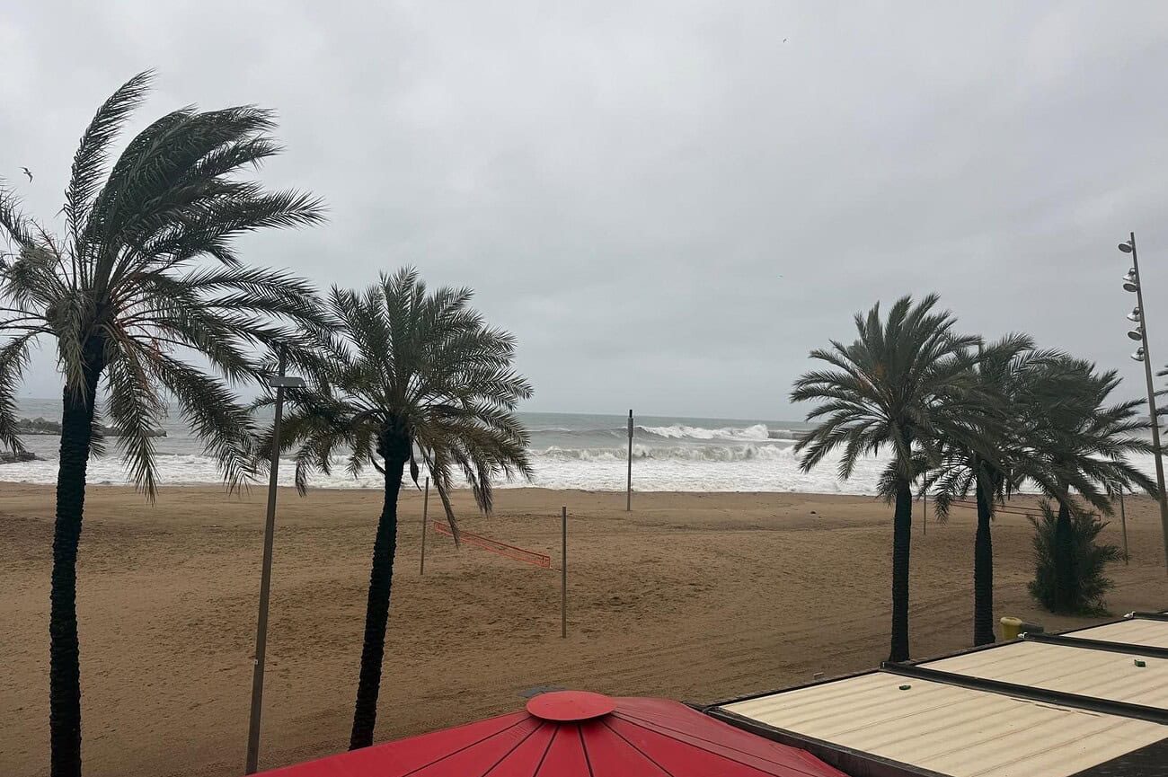 Alerte vents violents en Catalogne : écoles, parcs et centres médicaux fermés 1 Tempête en mer à Barcelone avec vagues déchaînées et ciel orageux.