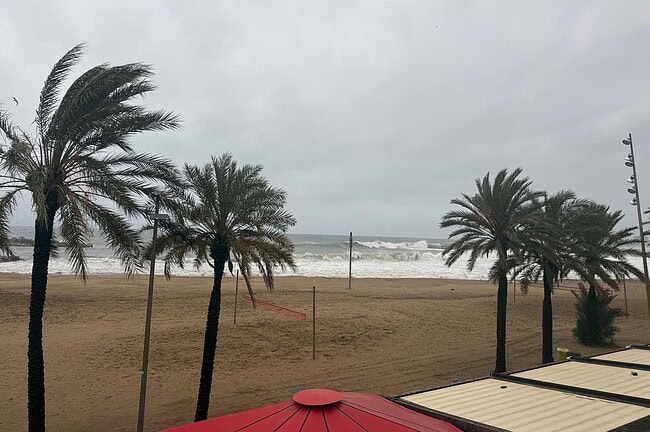 Equinox : toute l'actu de Barcelone et les bons plans de la ville 14 Tempête en mer à Barcelone avec vagues déchaînées et ciel orageux.