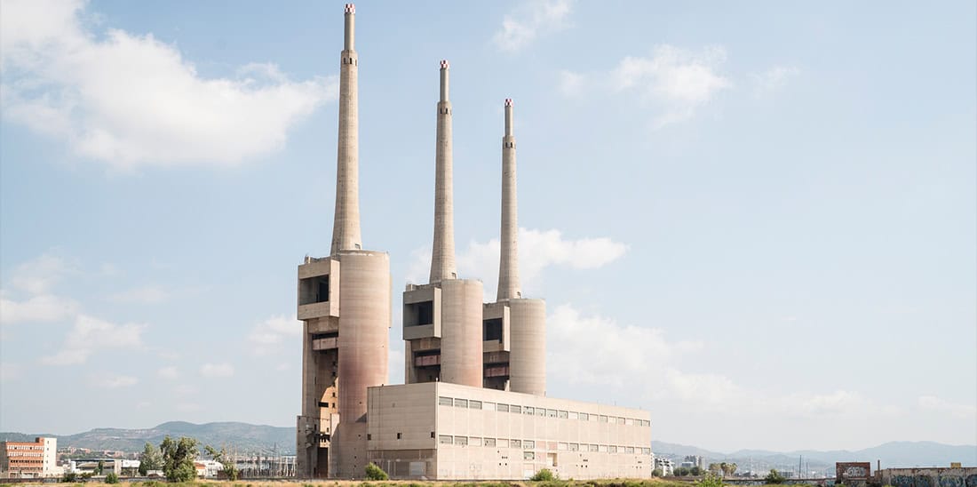 Que faire à Barcelone le week-end du 26 au 28 juin 3 Vue de la centrale électrique de Montjuïc avec ses trois cheminées emblématiques, symbole industriel de Barcelone, dans un ciel partiellement nuageux.