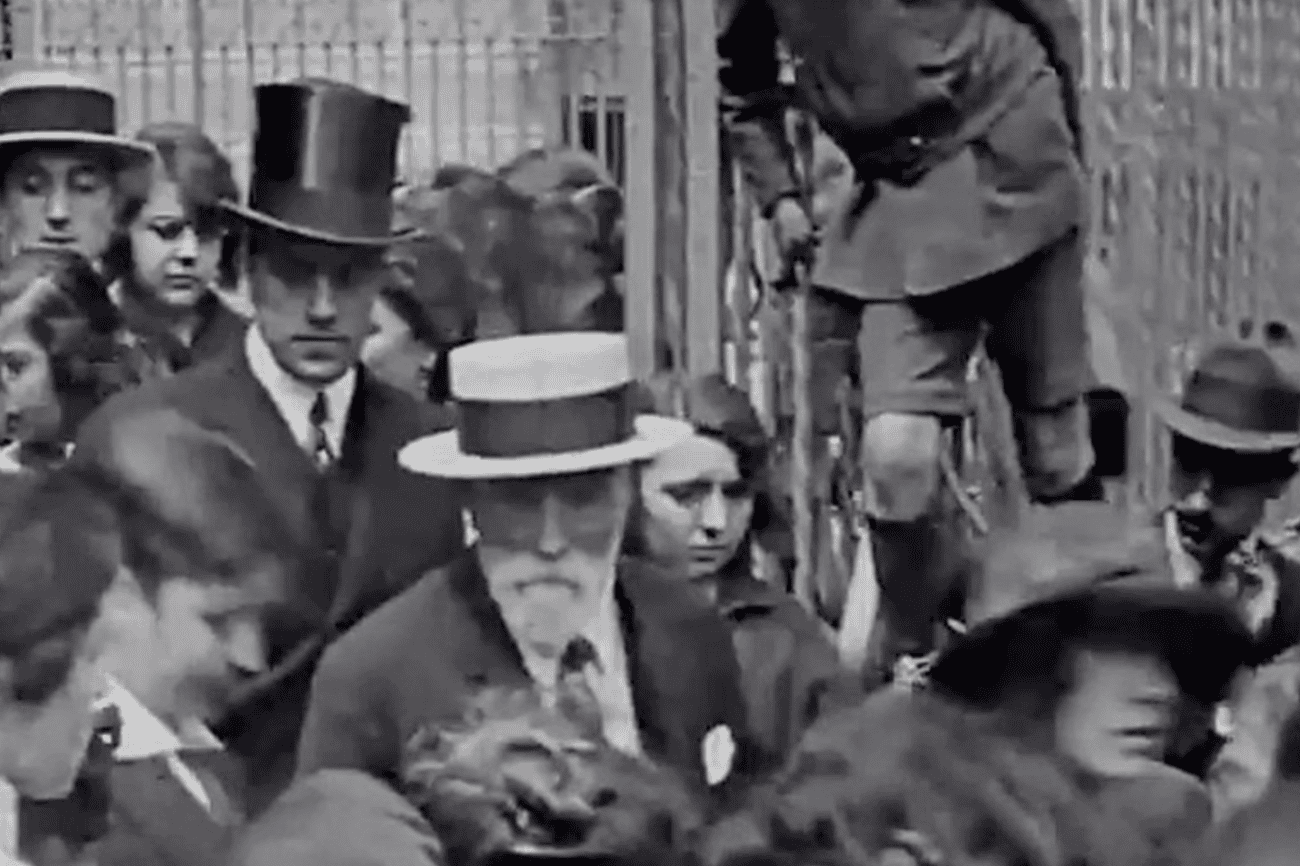 Édition d'une photo historique en noir et blanc représentant un groupe de personnes, dont un homme avec un chapeau haut de forme, dans un contexte artistique ou social.