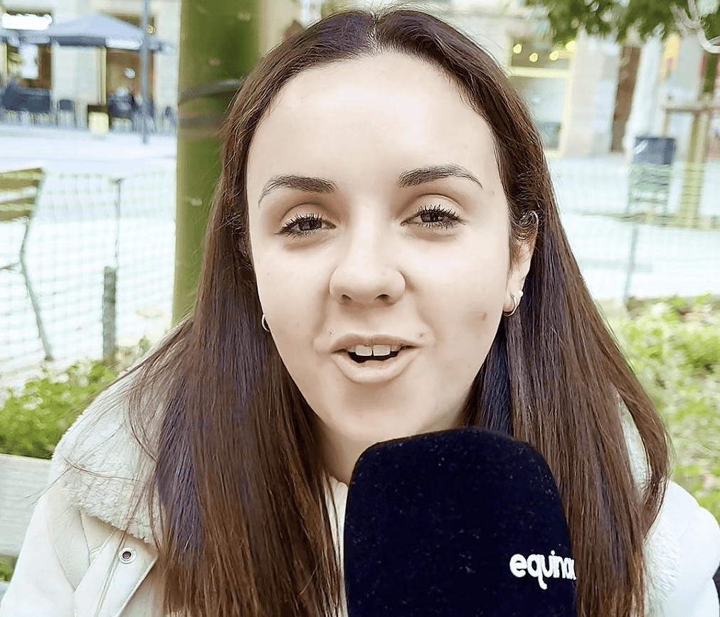 Jeune femme parlant dans un micro avec le logo Equinox, représentant la culture et la mode à Barcelone.