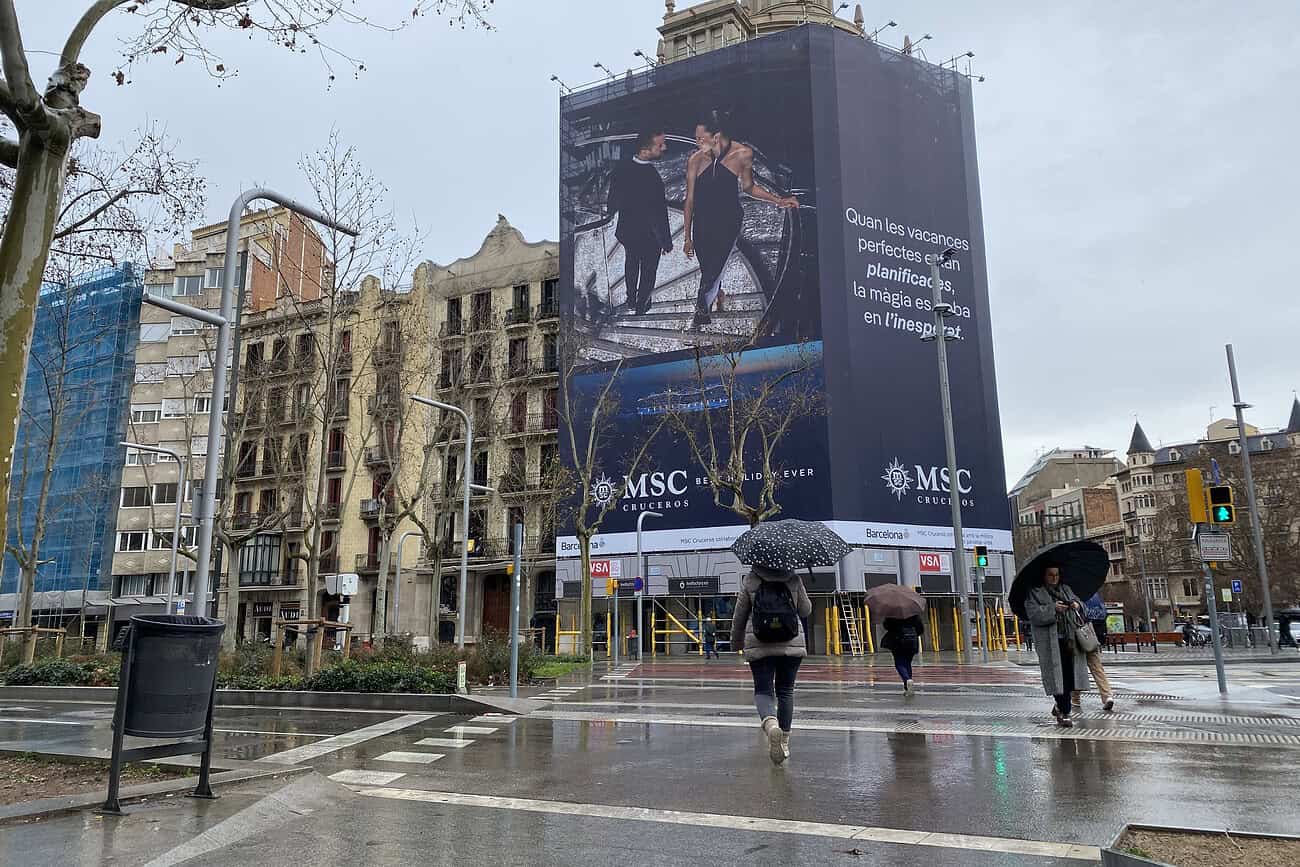 Insolite: ils vivent derrière une bâche publicitaire à Barcelone 5 Vie insolite derrière une bâche publicitaire à Barcelone, où des personnes vivent clandestinement dans un espace recouvert d'une grande affiche publicitaire en centre-ville.